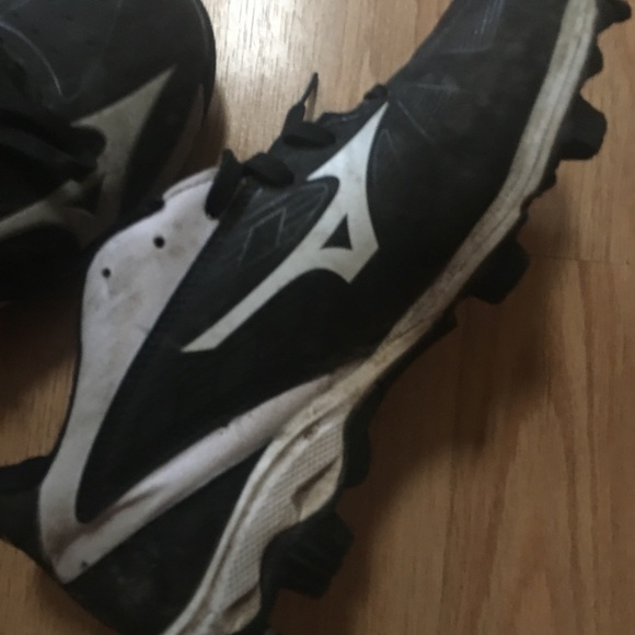 Football cleats size 7 - Picture 2 of 2